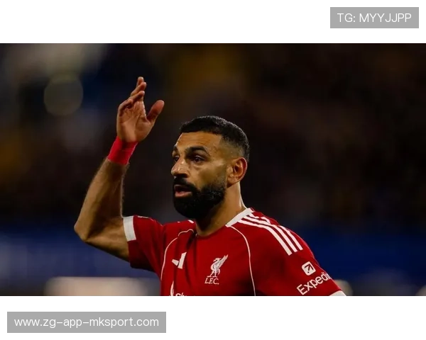 利物浦快速传球切入禁区，萨拉赫搓射偏了